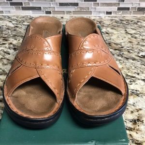 Clarks Ritzy Sandals size 8N in Tan